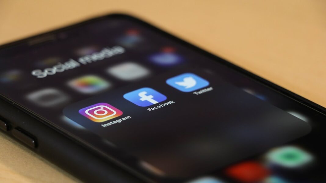 TikTok手机应用界面与合规规则示意图