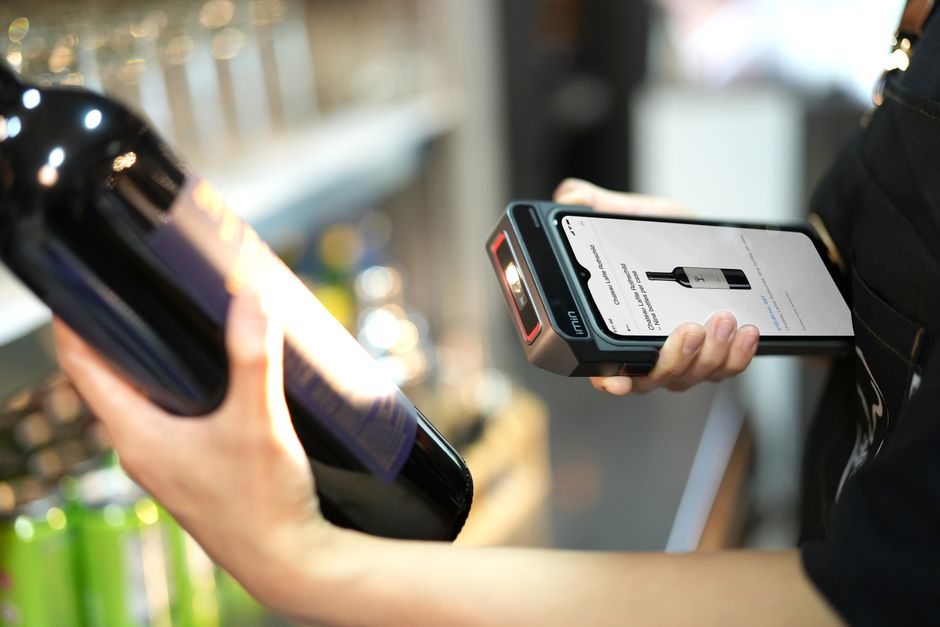 pexels-12935075-november1-product-identifier-marketplace-sku-customs-data-eu-sellers-20260825 欧洲跨境卖家核对平台SKU商品条码和海关产品标识