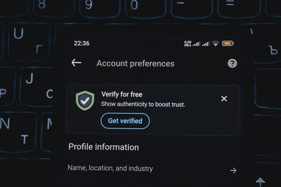 pexels-33440144-amazon-germany-official-news-account-alert-review-tool-20260827 Amazon德国站卖家区分官方新闻账户通知和第三方传言