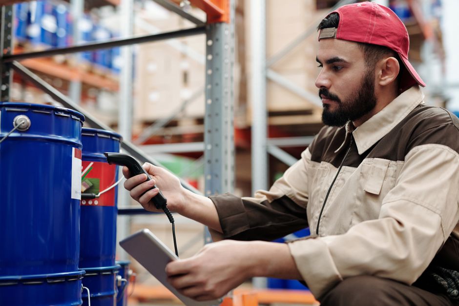 pexels-4484151-eu-product-identifiers-november-two-month-priority-high-risk-sku-20260826 欧洲卖家按风险优先修复SKU产品标识与报关资料