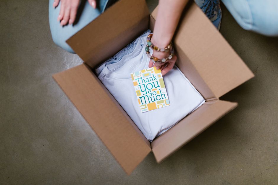 pexels-7310095-eu-three-euro-customs-five-tshirts-one-watch-tariff-item-calculation-20260825 欧洲跨境卖家按不同关税分类项目核算低值包裹关税