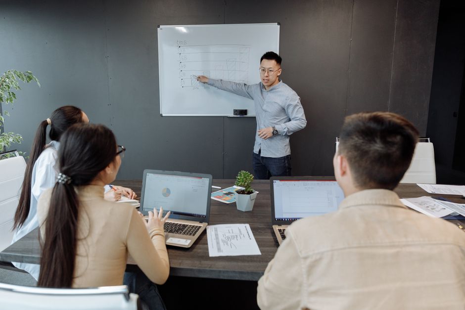 pexels-7653978-hicool-beijing-ecommerce-brand-trademark-content-license-20260827 欧洲电商品牌参加北京活动前整理商标和素材授权