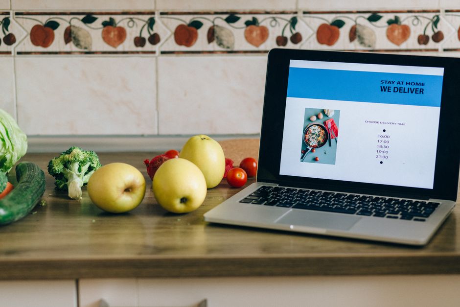 pexels-8939307-tiktok-shop-oss-domestic-crossborder-deemed-supplier 笔记本电脑上显示在线商品页面