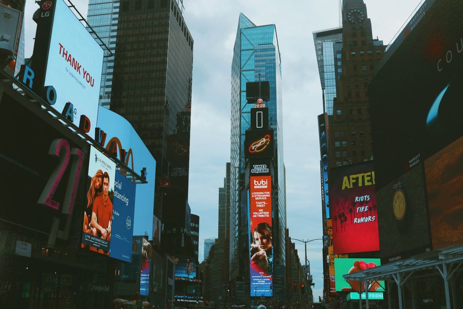 pexels-11425766-fnac-darty-retailink-dooh-la-defense-retail-media-budget Fnac Darty旗下Retailink在拉德芳斯投放的XXL数字户外屏