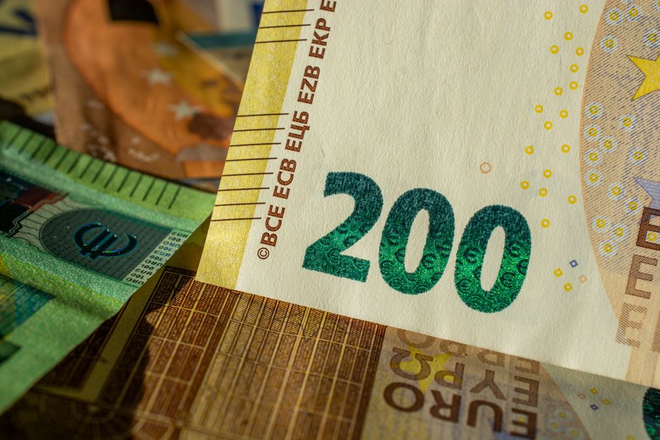 pexels-14921265-europe-ecommerce-equity-loan-channel-prepayment-comparison 跨境电商团队比较股权、借款和渠道预付款