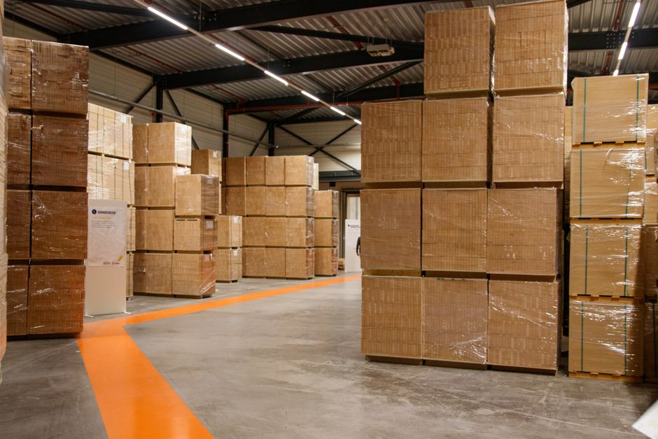 pexels-34221998-amazon-pan-eu-netherlands-offer-september-2026 欧洲卖家检查荷兰站报价和Pan-EU库存资格