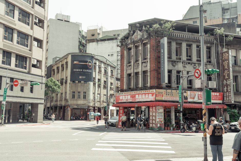 运营人员比对企业营业执照与平台后台主体信息