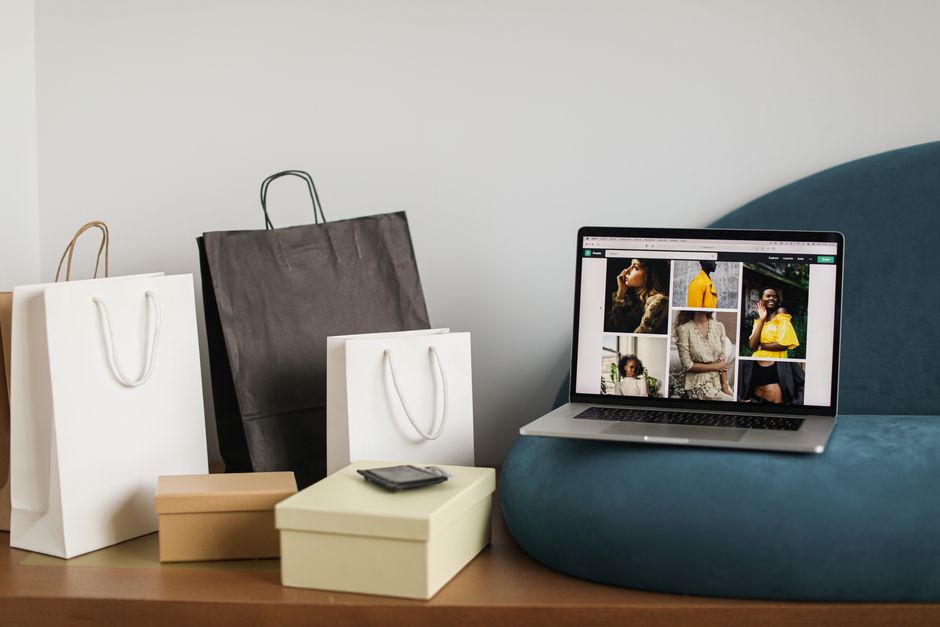 pexels-6956915-europe-independent-site-brand-claim-evidence-guide 品牌团队审核欧洲独立站承诺、证据与售后入口