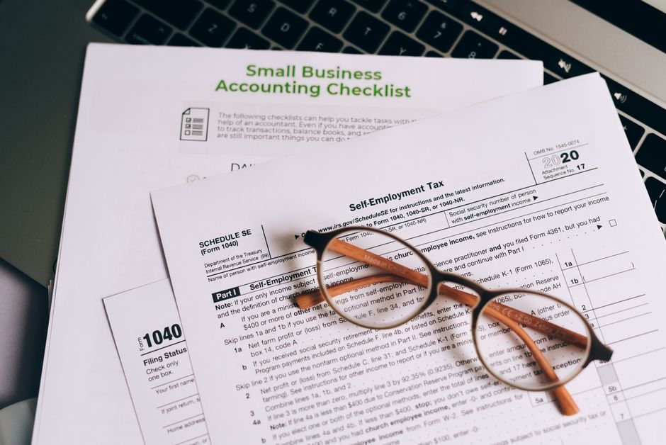 pexels-8962452-eu-oss-records-ten-years-country-vat-payment-evidence 财务人员核对欧盟跨境电商VAT与订单记录