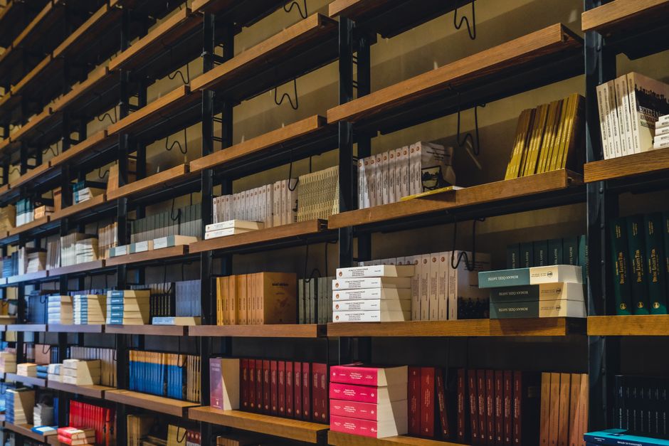 pexels-15575660-tiktok-shop-france-books-prix-roman-fnac-finalists-booktok TikTok Shop法国站图书类目在入围书单公布后的铺货窗口