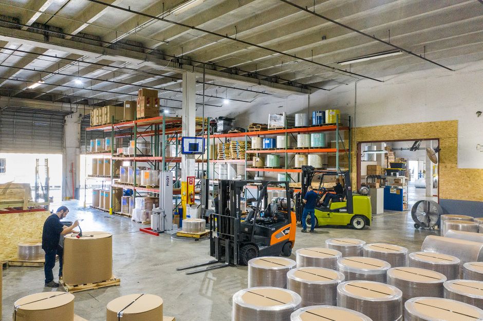 pexels-36696522-poland-overseas-warehouse-peak-season-gus-retail-index-cutoff 波兰海外仓旺季排产中的货架、托盘与补货作业区