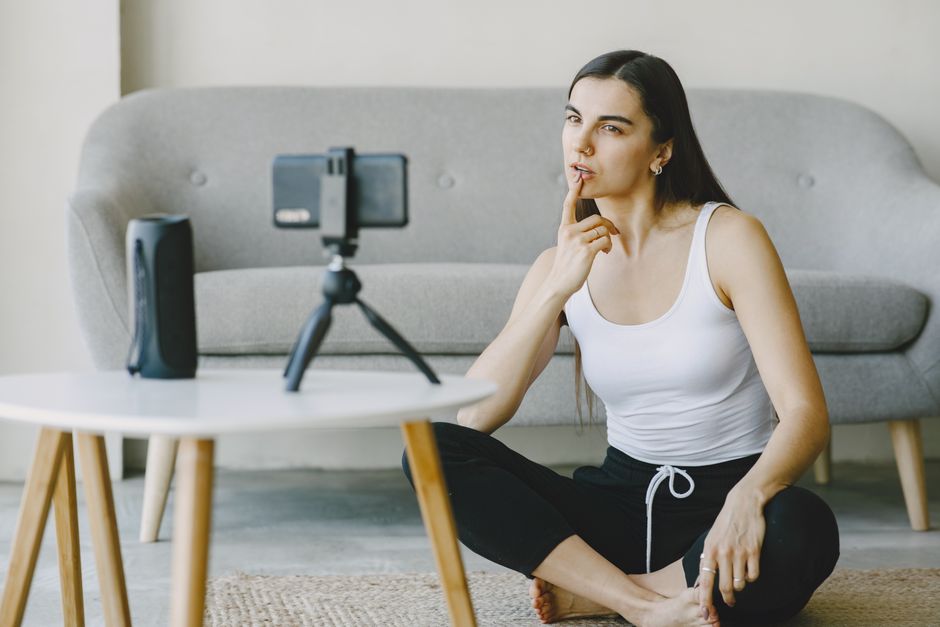 pexels-6870405-france-influencer-law-arpp-labeling-contract-agency-checklist 法国网红法下带货内容标识与合作合同核对清单