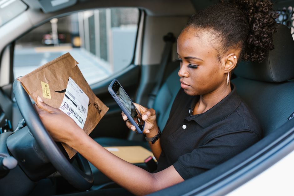 pexels-7363128-fbm-late-delivery-rate-ai-carrier-sla-stockout-promise-date-alert FBM自发货承运商时效与缺货预警表设计